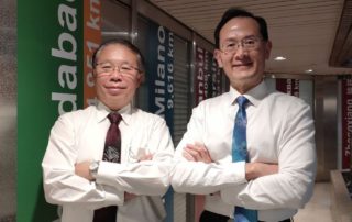 圖左為永光化學電子化學事業營業處長孫哲仁，右為永光化學總經理陳偉望。