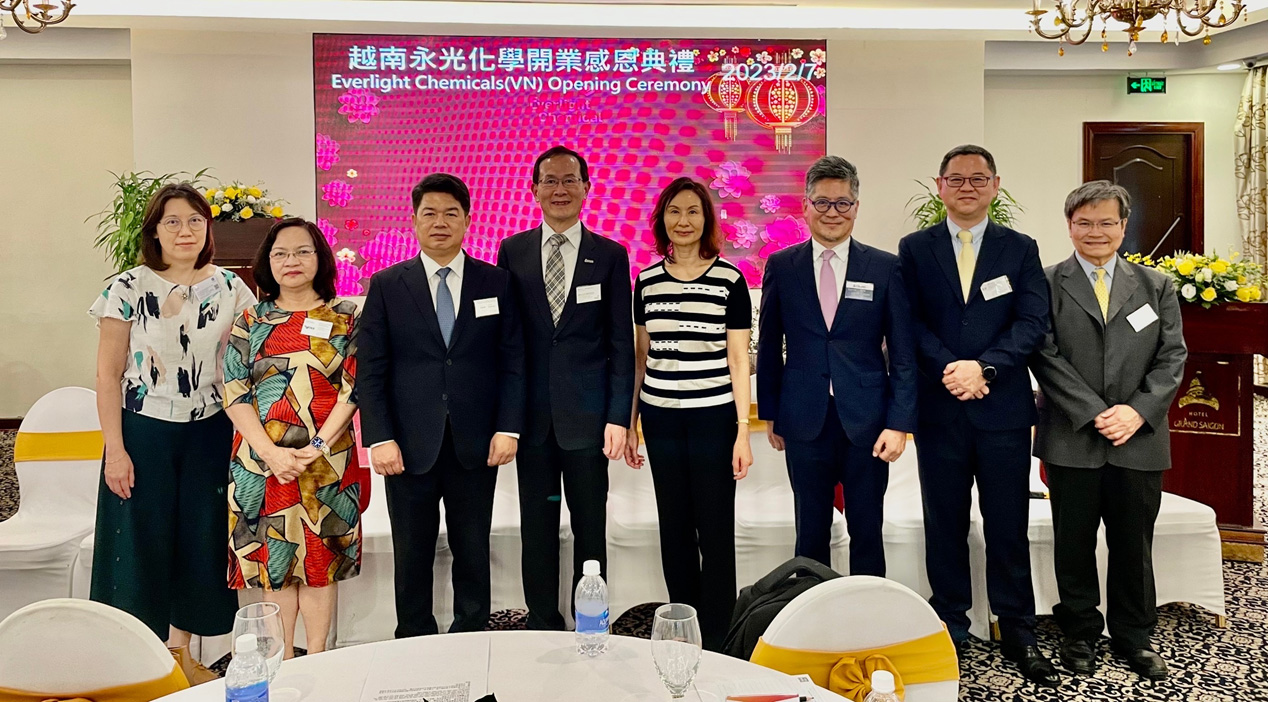 越南永光開業感恩典禮與會貴賓合影。(左起)外貿協會HCMC余雯玲主任、VITAS越南紡織協會阮氏雪梅副秘書長、駐胡志明市台北經濟文化辦事處韓國耀處長、永光化學陳偉望總經理伉儷、CBMC中華民國總會南岳君總幹事、EY安永聯合會計師事務所曹耀文總監、越南永光蕭崇崑總經理。